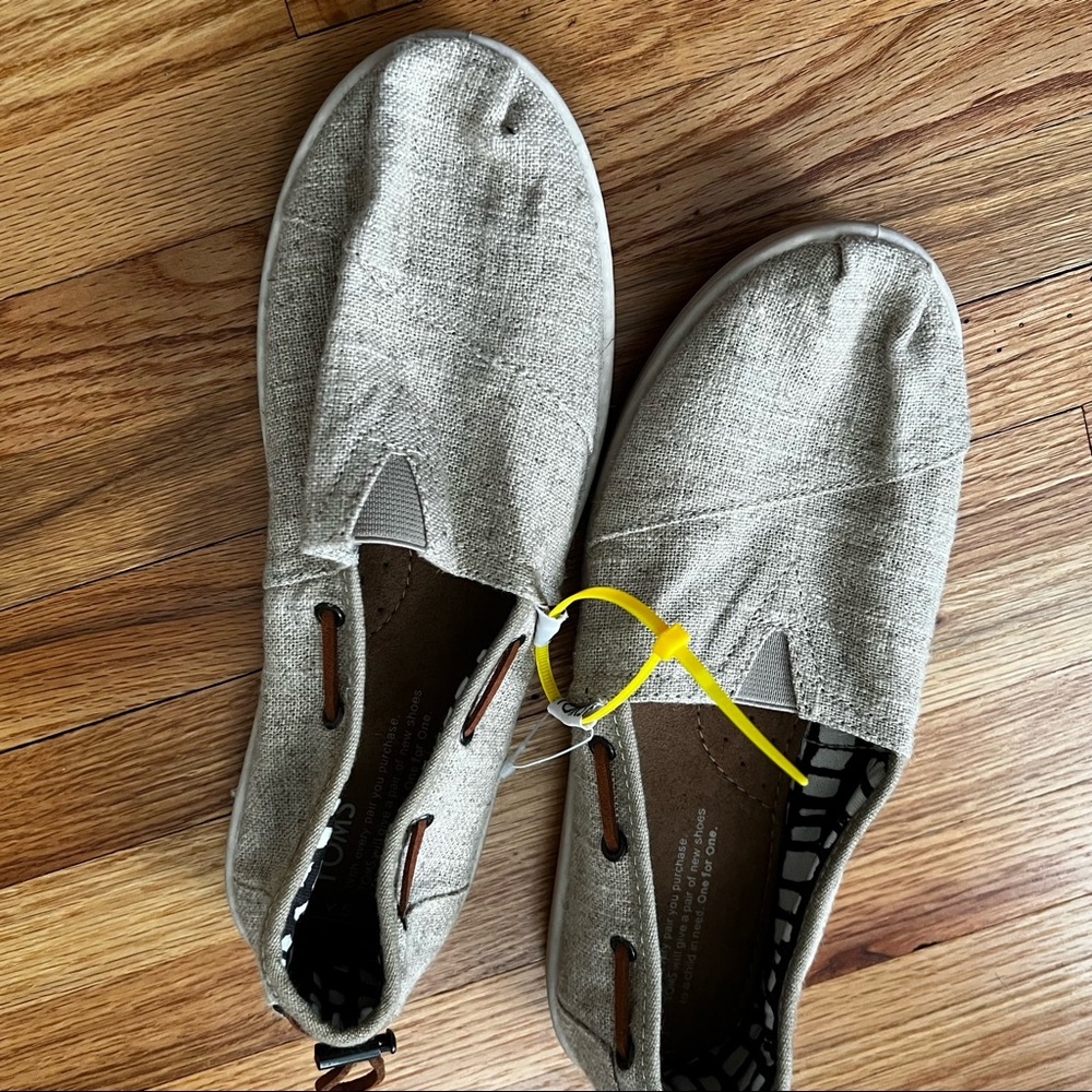 Toms slip on 5Y nwot
